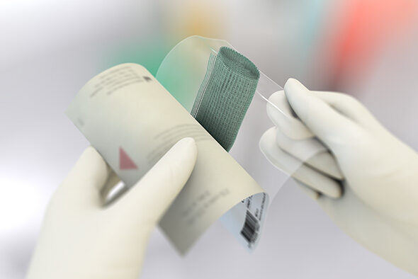 Person åpner innerpakken til en Sorbact Fungi-bandasje.