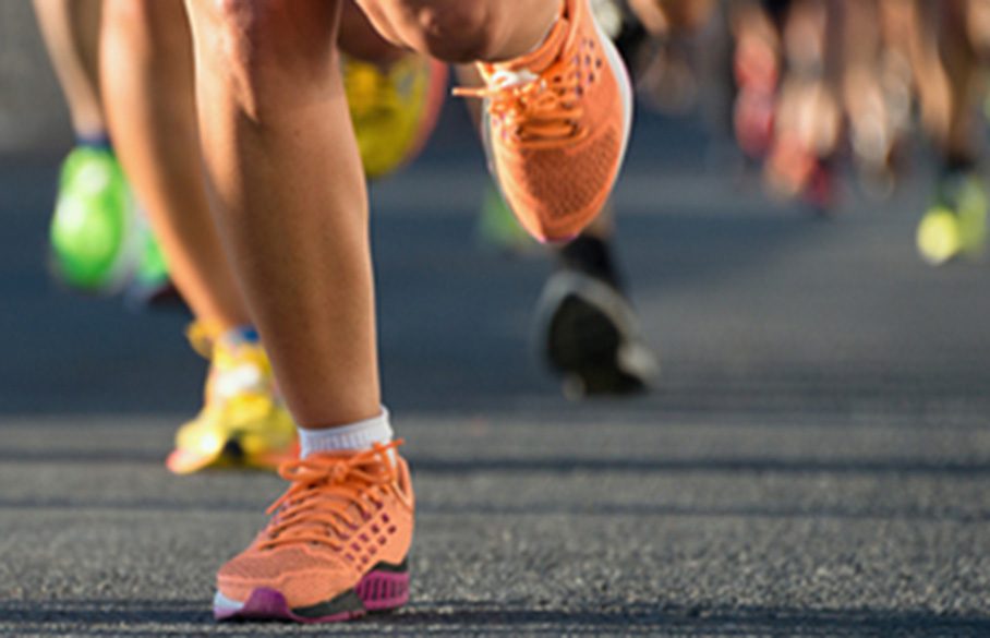 Personer løper på asfalt.